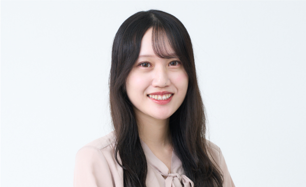 微笑む先輩社員